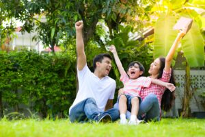 4556393-uma-jovem-familia-feliz-passa-o-tempo-brincando-no-jardim-na-frente-da-casa-das-ferias-gratis-foto
